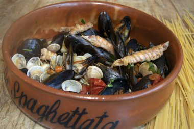 midyeli makarna ve balık çorbası, istiridye, deniz ağustos böceği