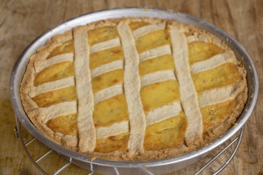 Lezzetli ev yapımı reçelli tart, altın gibi yumuşak kabuklu ve parlak meyveli, kırsal cazibesiyle ve davetkar tatlılığıyla