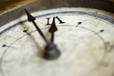 Süslü elleri olan klasik bir saat yüzünün detaylı bir yakın plan görüntüsü, zaman diliminin karmaşık tasarımı ve yaşlandırılmış dokusunu gözler önüne seriyor.