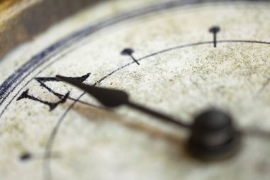 Süslü elleri olan klasik bir saat yüzünün detaylı bir yakın plan görüntüsü, zaman diliminin karmaşık tasarımı ve yaşlandırılmış dokusunu gözler önüne seriyor.