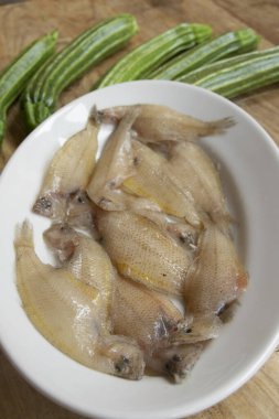 Buzun üzerinde sergilenen taze balıkların yakın plan çekimi, mutfak ve pazarla ilgili görseller için ideal deniz ürünleri sergileniyor.