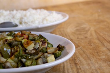  Sağlıklı ve dengeli bir diyeti destekleyen pirinçle servis edilen sote sebzeler