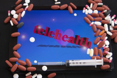 Çeşitli haplarla çerçevelenmiş, uzaktan sağlık ve dijital tıbbı sembolize eden 'telehealth' metni ve kalbi gösteren bir tablet