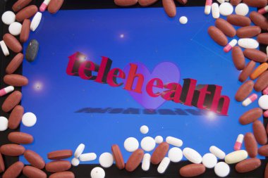 Çeşitli haplarla çerçevelenmiş, uzaktan sağlık ve dijital tıbbı sembolize eden 'telehealth' metni ve kalbi gösteren bir tablet
