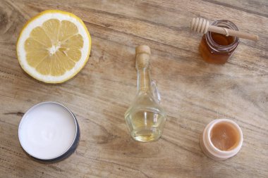 Doğal malzemeler ev yapımı güzellik maskesi yapmak için birleşti