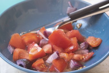 Doğranmış domates ve kırmızı soğan servise hazır.