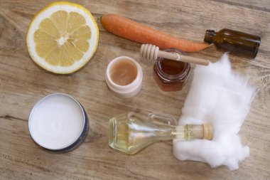 Doğal malzemeler ev yapımı güzellik maskesi yapmak için birleşti