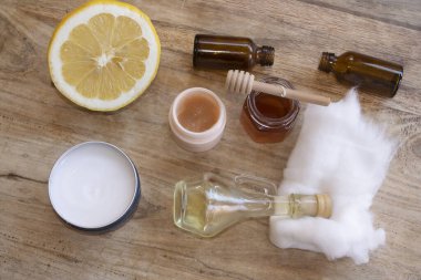 Doğal malzemeler ev yapımı güzellik maskesi yapmak için birleşti