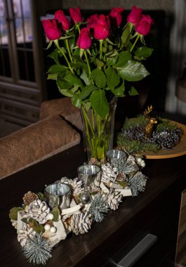 Bir buket çiçek, kırmızı güller ve hoş bir dekor.