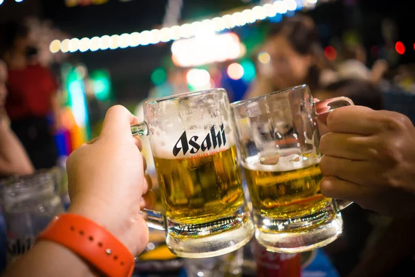 Cheers Hand Memukul Gelas Bir Asahi Minum Bersama Dengan Teman Stok Foto