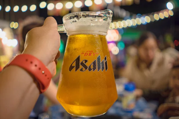 Bangkok Thailand Jan 2023 Hand Holding Asahi Beer Mug Soft Immagine Stock
