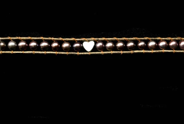 Collana Fatta Perle Scure Con Cuore Centro Sfondo Nero — Foto Stock