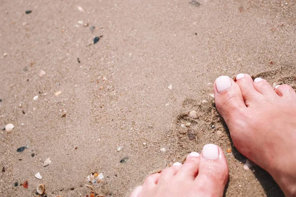 Yaz Tatillerinde Kumsalda Ayakta Duran Kadın Ayakları Yazın Kumsalda Dinlenme — Stok fotoğraf