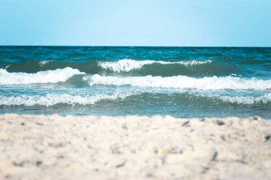 Deniz kıyısının kumlu sahili manzarası 