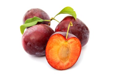 Erikler, yarım erik ve beyaz arka planda yapraklar.