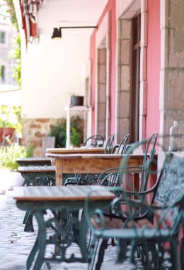 Cafe masaları ve sokaktaki sandalyeler. Romantik sabah.