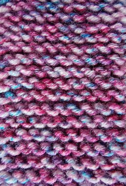 Yünlü ya da mor renkli akrilik iplikten yapılmış el yapımı kumaş.