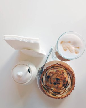 Fotokopi alanı olan bir kafede elmalı tart ve latte.