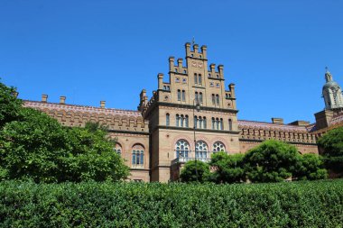 Ukrayna 'daki Chernihiv Üniversitesi' nin güzel tarihi tuğla cephesinde kemerler ve dekoratif mimari ayrıntılar yer alıyor..