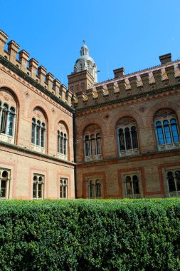 Ukrayna 'daki Chernihiv Üniversitesi' nin güzel tarihi tuğla cephesinde kemerler ve dekoratif mimari ayrıntılar yer alıyor..
