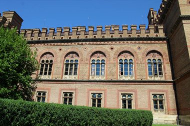 Ukrayna 'daki Chernihiv Üniversitesi' nin güzel tarihi tuğla cephesinde kemerler ve dekoratif mimari ayrıntılar yer alıyor..