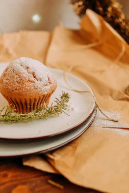 Pudra şekeri serpilmiş bir tabakta Noel keki.