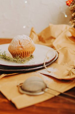 Pudra şekeri serpilmiş bir tabakta Noel keki.