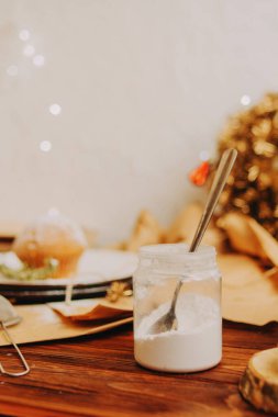 Pudra şekeri serpilmiş bir tabakta Noel keki.