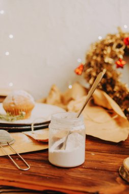 Pudra şekeri serpilmiş bir tabakta Noel keki.