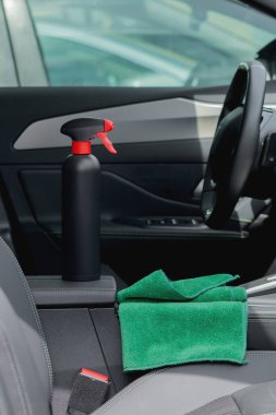 Arabanın içinde temizlik malzemeleri ve mikrofiber kumaş var.