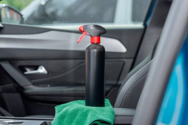 Arabanın içinde temizlik malzemeleri ve mikrofiber kumaş var.