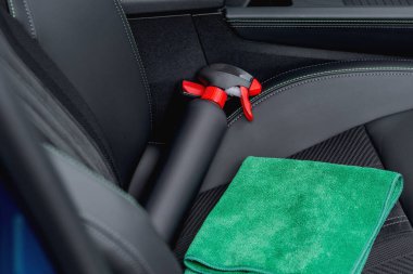 Arabanın içinde temizlik malzemeleri ve mikrofiber kumaş var.