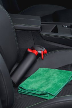 Arabanın içinde temizlik malzemeleri ve mikrofiber kumaş var.