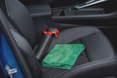 Arabanın içinde temizlik malzemeleri ve mikrofiber kumaş var.