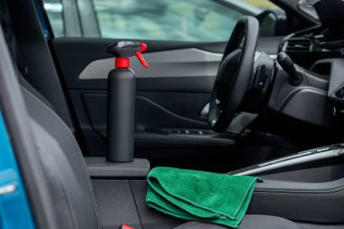 Arabanın içinde temizlik malzemeleri ve mikrofiber kumaş var.