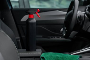 Arabanın içinde temizlik malzemeleri ve mikrofiber kumaş var.