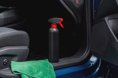 Arabanın içinde temizlik malzemeleri ve mikrofiber kumaş var.