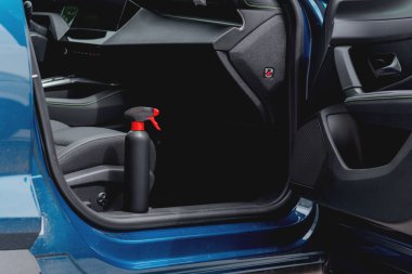 Arabanın içinde temizlik malzemeleri ve mikrofiber kumaş var.