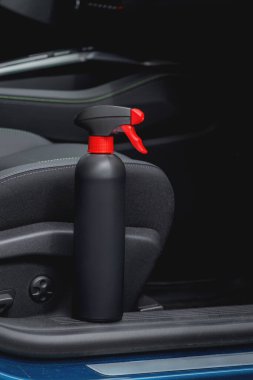 Arabanın içinde temizlik malzemeleri ve mikrofiber kumaş var.