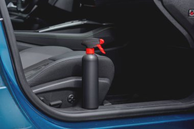 Arabanın içinde temizlik malzemeleri ve mikrofiber kumaş var.