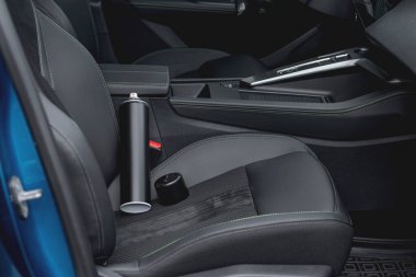 Bir araba içinde sprey kutusu, detay ve bakım konsepti.