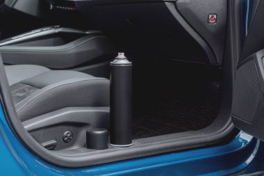 Bir araba içinde sprey kutusu, detay ve bakım konsepti.