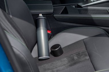 Bir araba içinde sprey kutusu, detay ve bakım konsepti.