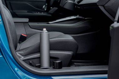 Bir araba içinde sprey kutusu, detay ve bakım konsepti.