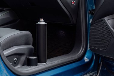 Bir araba içinde sprey kutusu, detay ve bakım konsepti.
