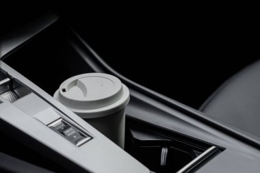 Fincanda kahve fincanı olan modern bir araba.