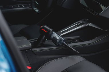 El bilgisayarı, elektrikli süpürge, bir araba içinde dinleniyor.