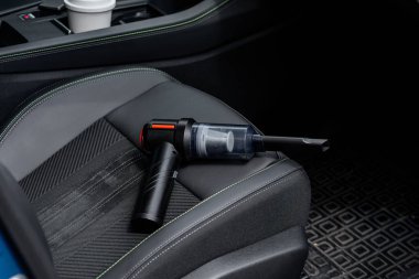 El bilgisayarı, elektrikli süpürge, bir araba içinde dinleniyor.