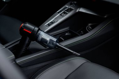 El bilgisayarı, elektrikli süpürge, bir araba içinde dinleniyor.