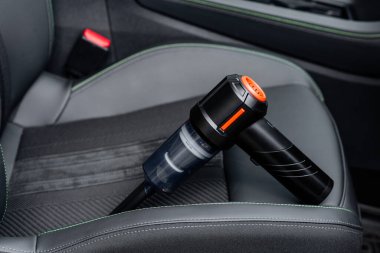 El bilgisayarı, elektrikli süpürge, bir araba içinde dinleniyor.